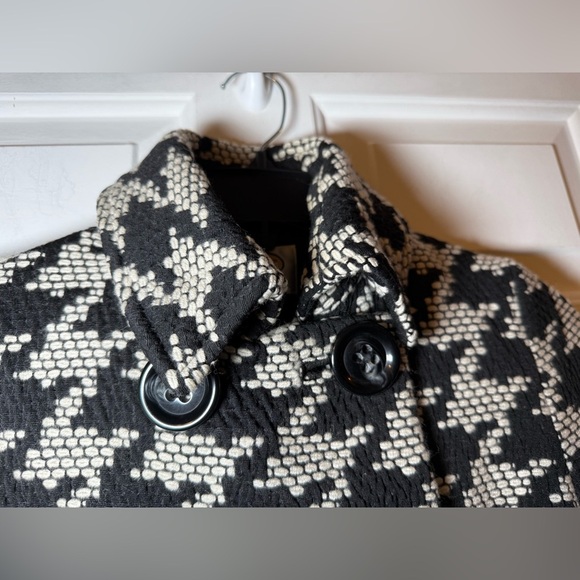 Talbots Black & White Geo Print Wool Blend Crop Jacket Petite Size 2 Buttons - Picture 5 of 7